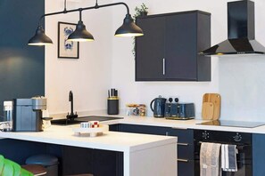 Fridge, microwave, stovetop, dishwasher - High-Spec Hartlepool 3 Bed | Walk to Marina & Town (Hartlepool)