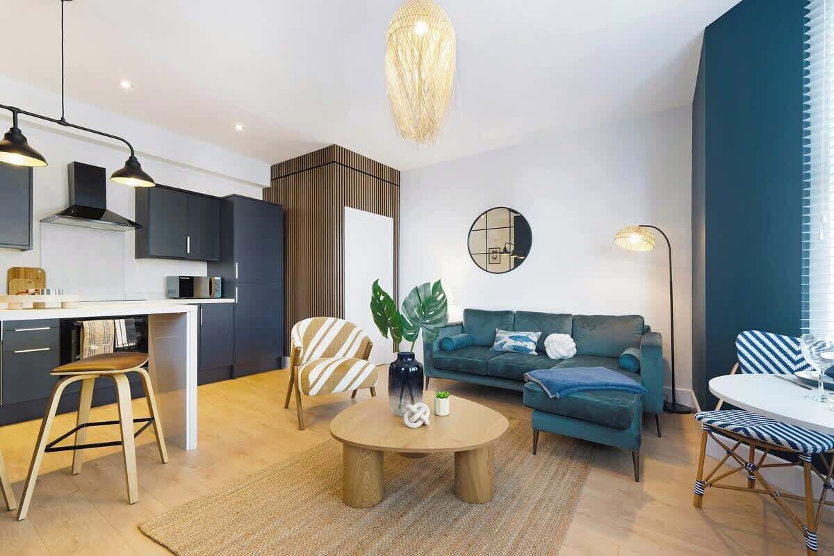 Een moderne leefruimte met een keuken, een eethoek en zitplaatsen.