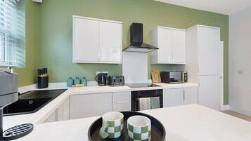 Jääkaappi, mikroaaltouuni, uuni, liesi