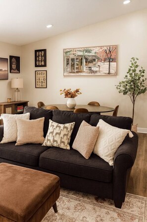 Living area - Charming 3-bedroom house with AC, fitness room in fabulous Greenville (Greenville)