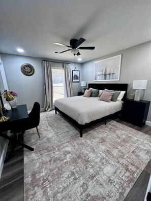 2 bedrooms, iron/ironing board, WiFi, bed sheets - Charming 3-bedroom house with AC, fitness room in fabulous Greenville (Greenville)