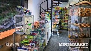 A mini market in a building with shelves stocked with snacks, beverages, and other items. - Staynova Comfortable Loft in El Poblado (Medellín)