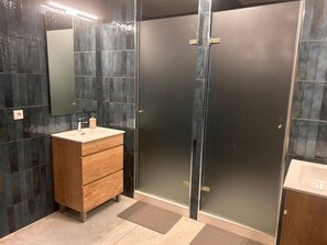 Doccia, asciugacapelli, asciugamani, sapone