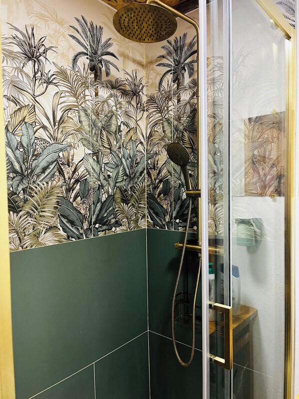 Shower, jetted tub, hair dryer, towels