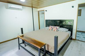 2 عدّة غرف نوم وخدمة الإنترنت وملاءات أسرّة