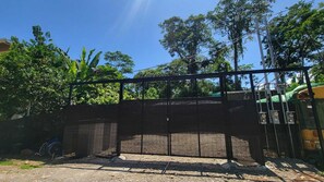 المنطقة المحيطة بالمنشأة