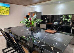 Private kitchen - Modern 2BR Penthouse w/Bathtub, Smart TV, Full Kitchen, A/C + Pool (Puerto Viejo de Talamanca)