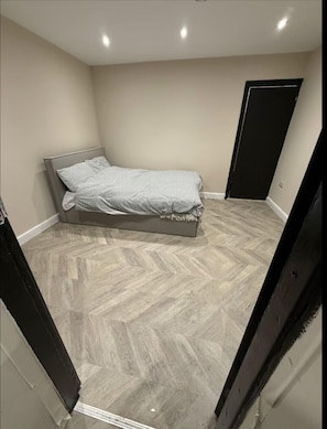 Tabla de planchar con plancha, wifi, ropa de cama