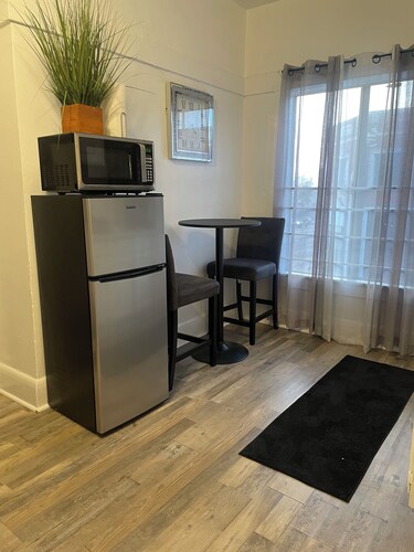 Mid-City Top Floor Studio