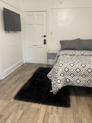 1 bedroom, iron/ironing board, WiFi, bed sheets - Mid-City Top Floor Studio (Los Angeles)