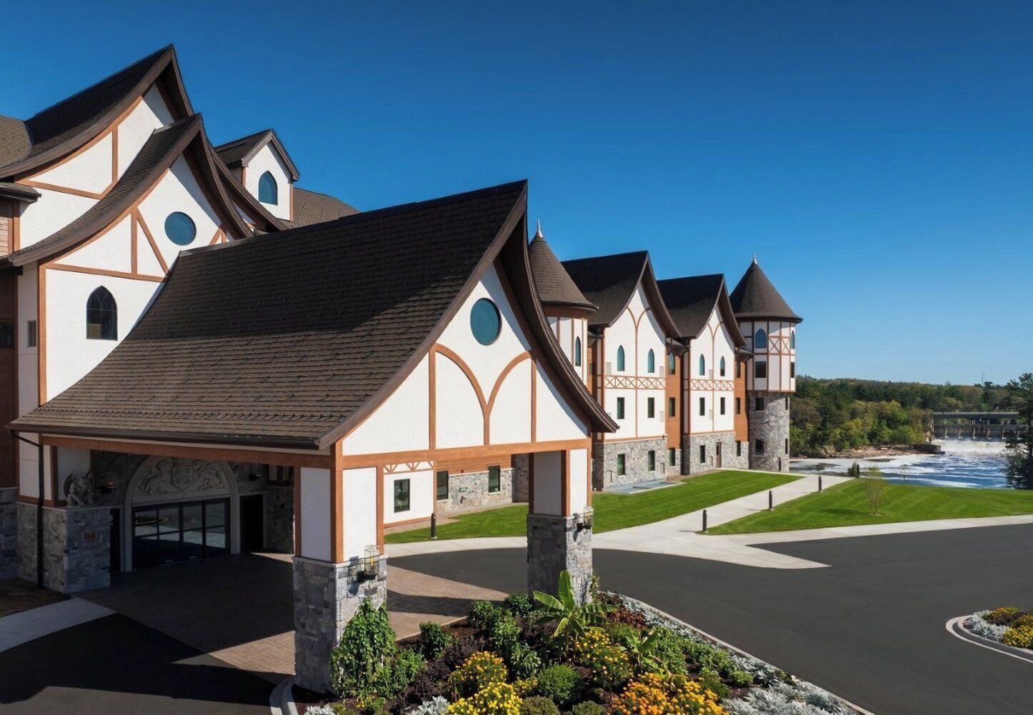 Een hotel in traditionele bouwstijl, met meerdere puntgevels en een centrale binnenplaats.