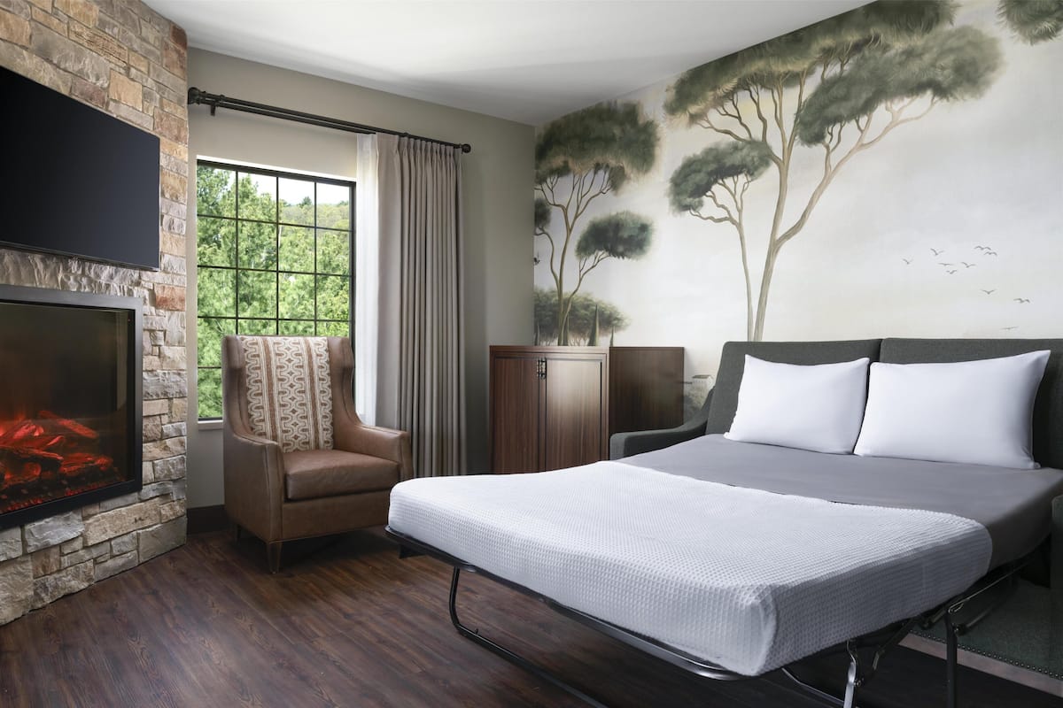 Watchtower Suite | In-room safe, desk, blackout curtains, iron/ironing board