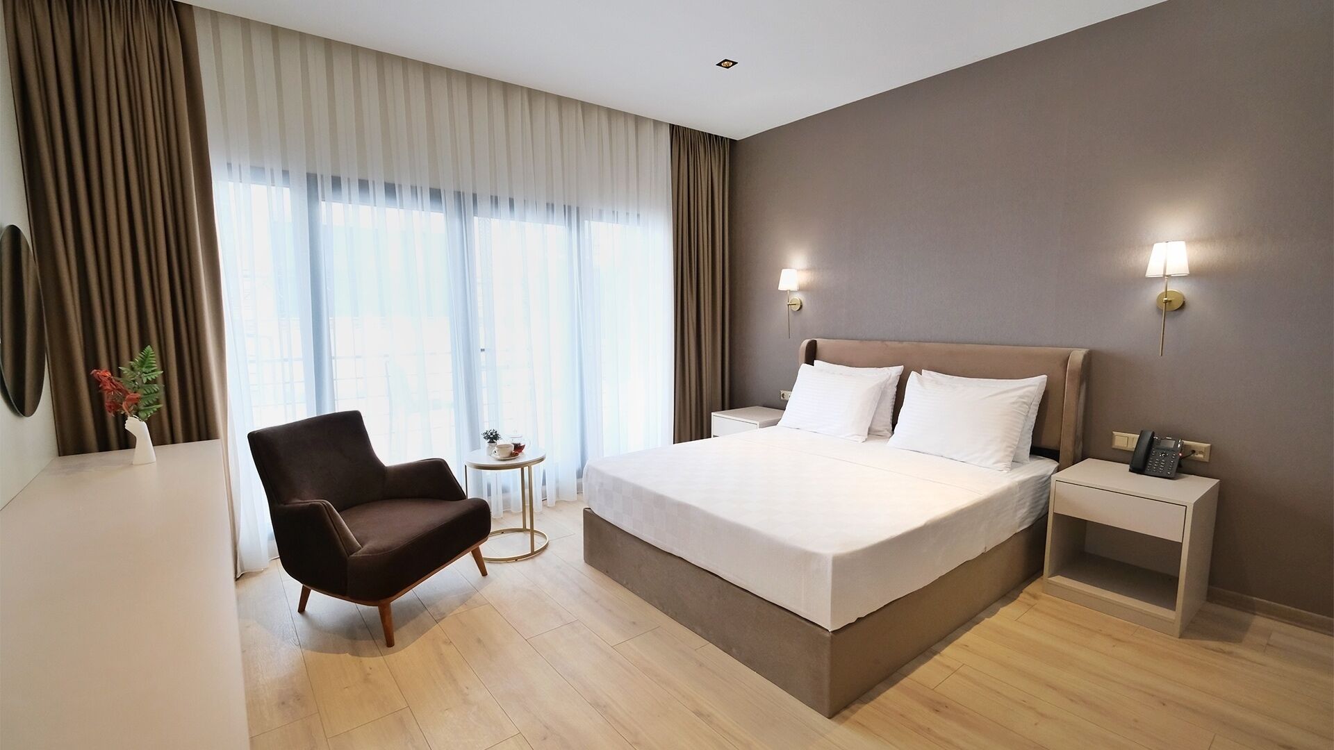 Ropa de cama de alta calidad y minibar 