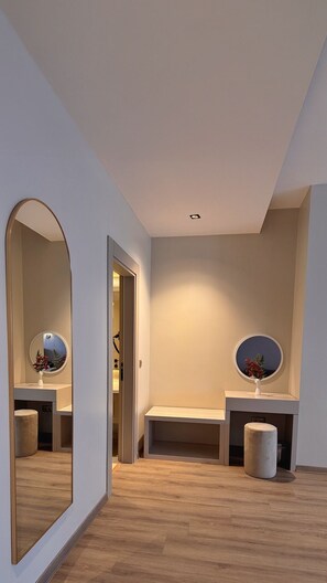 أغطية فراش متميزة وميني بار وخزنة داخل الغرفة وتجهيزات عازلة للصوت