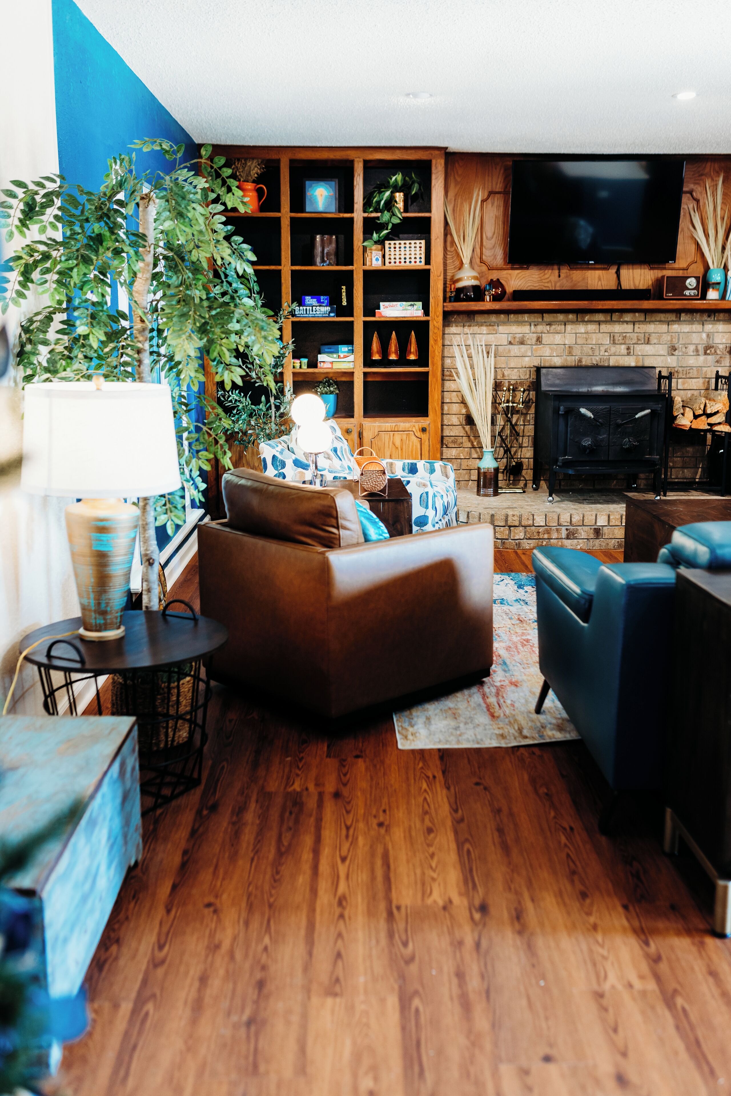 Smart TV, chimenea, libros y estéreo 