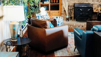 Smart TV, fireplace, books, stereo