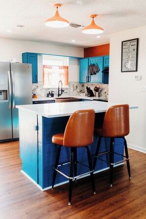 ثلاجة، ميكروويف، فرن، موقد طهي مسطح