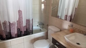 ヘアドライヤー、タオル、石鹸、トイレットペーパー