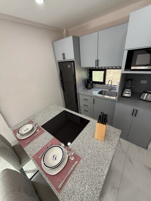 冷蔵庫、電子レンジ、コンロ、コーヒー / ティーメーカー