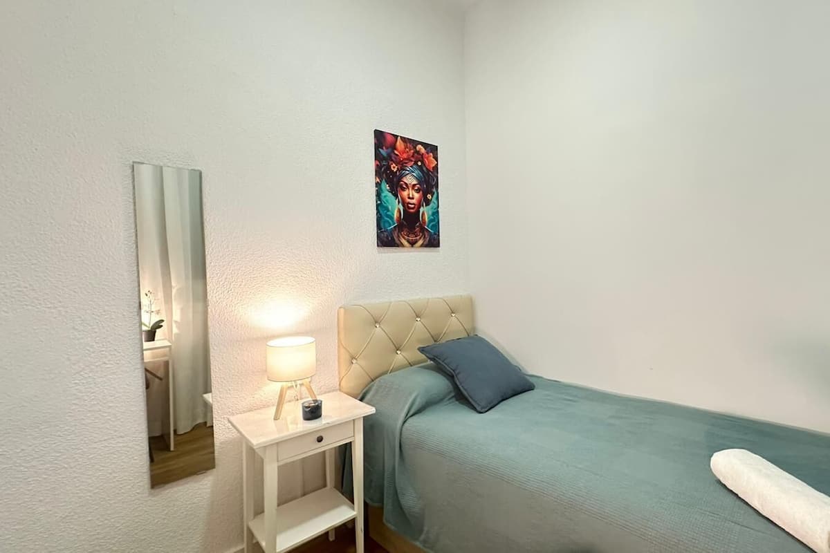 Eenpersoonskamer, gemeenschappelijke badkamer | Een bureau, een strijkplank/strijkijzer, gratis wifi