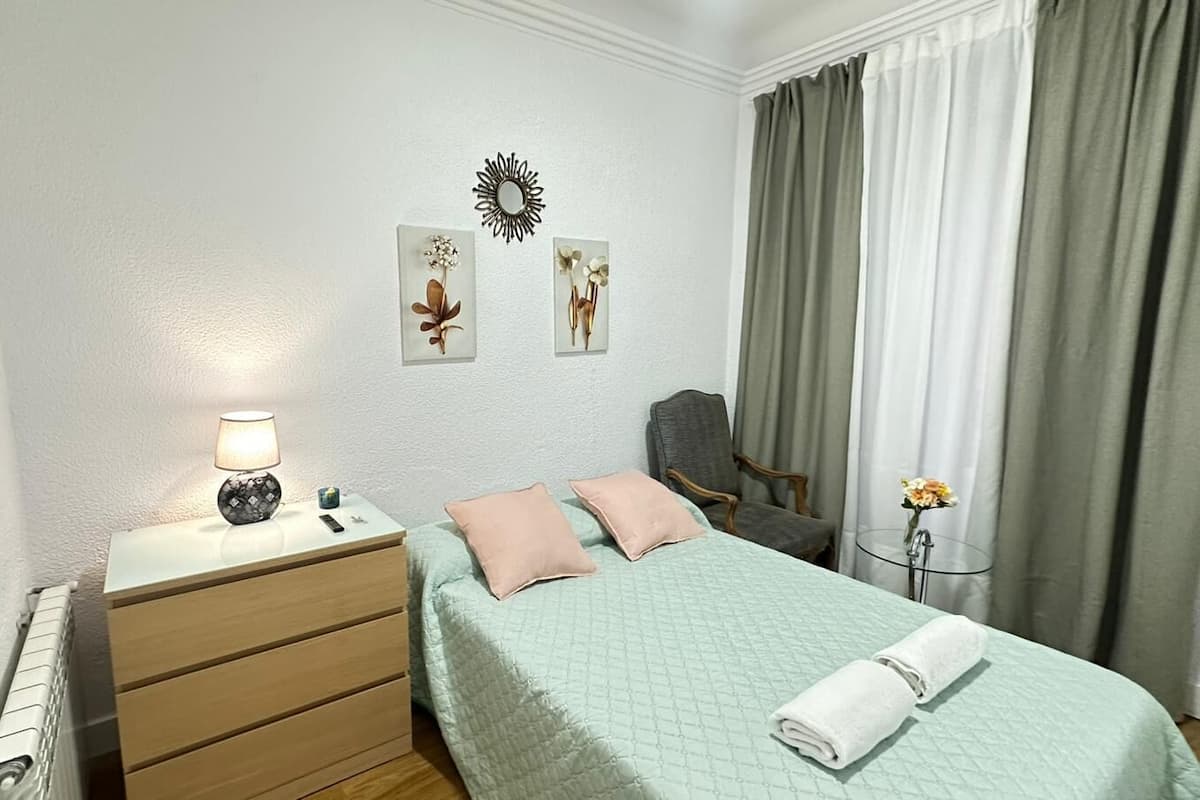 Habitación doble, baño compartido | Escritorio, tabla de planchar con plancha y wifi gratis