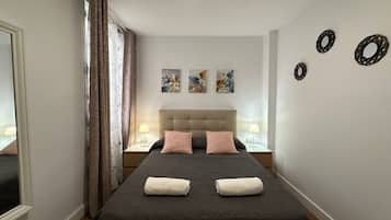 Chambre Double, salle de bains commune | Bureau, fer et planche à repasser, Wi-Fi gratuit