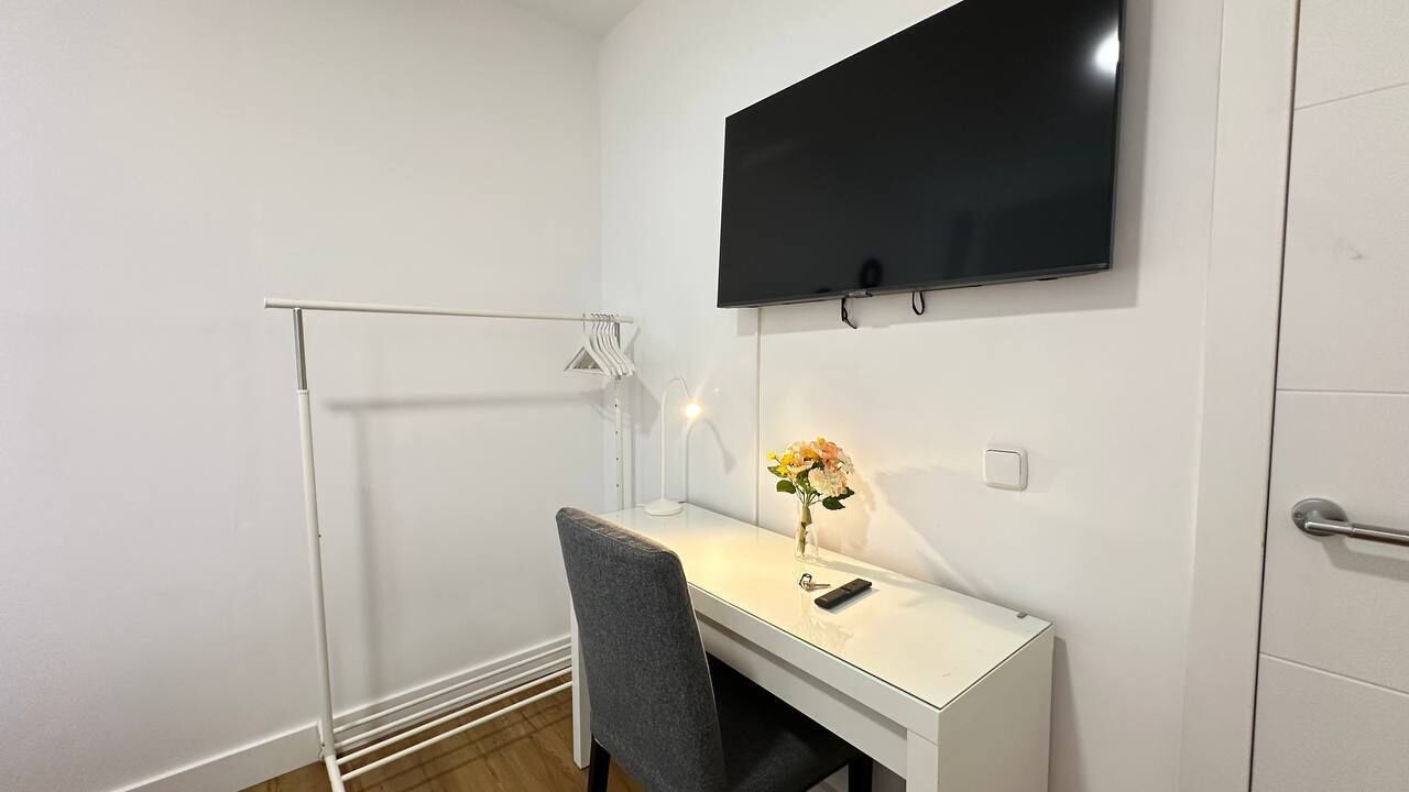 Habitación doble, baño compartido | Escritorio, tabla de planchar con plancha, wifi gratis