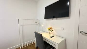Habitación doble, baño compartido | Escritorio, tabla de planchar con plancha, wifi gratis