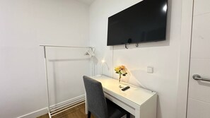 Double Room, Shared Bathroom | Desk, iron/ironing board, free WiFi - Habitaciones Manuela (Madrid)