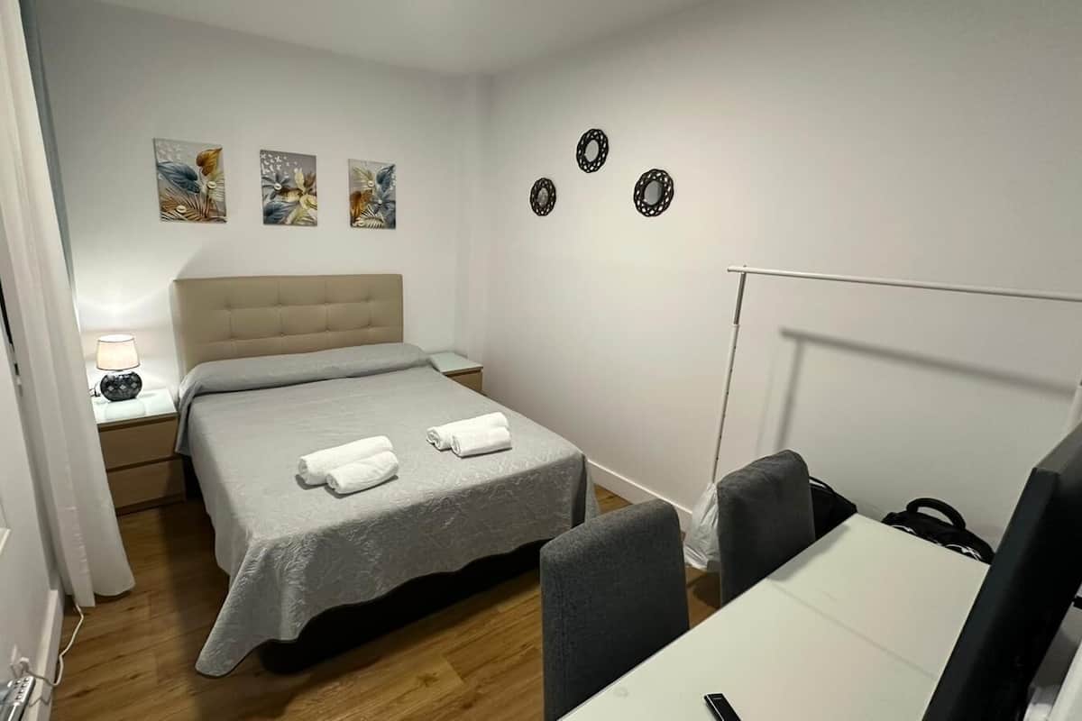 Habitación doble, baño compartido | Escritorio, tabla de planchar con plancha y wifi gratis