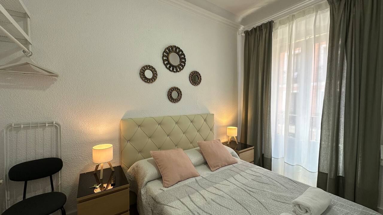 Habitación doble, baño compartido | Escritorio, tabla de planchar con plancha, wifi gratis