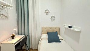 Eenpersoonskamer, gemeenschappelijke badkamer | Een bureau, een strijkplank/strijkijzer, gratis wifi