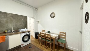 Fridge, microwave, stovetop, toaster - Habitaciones Manuela (Madrid)