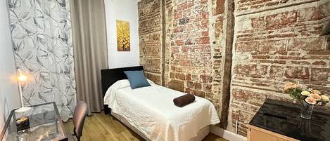 Single Room, Shared Bathroom | Desk, iron/ironing board, free WiFi