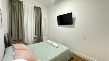 Chambre Double, salle de bains commune | Bureau, fer et planche à repasser, Wi-Fi gratuit