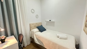 Eenpersoonskamer, gedeelde badkamer | Een bureau, een strijkplank/strijkijzer, gratis wifi