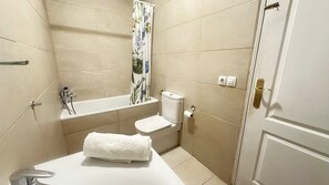 Een bureau, een strijkplank/strijkijzer, gratis wifi