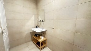 Een bureau, een strijkplank/strijkijzer, gratis wifi