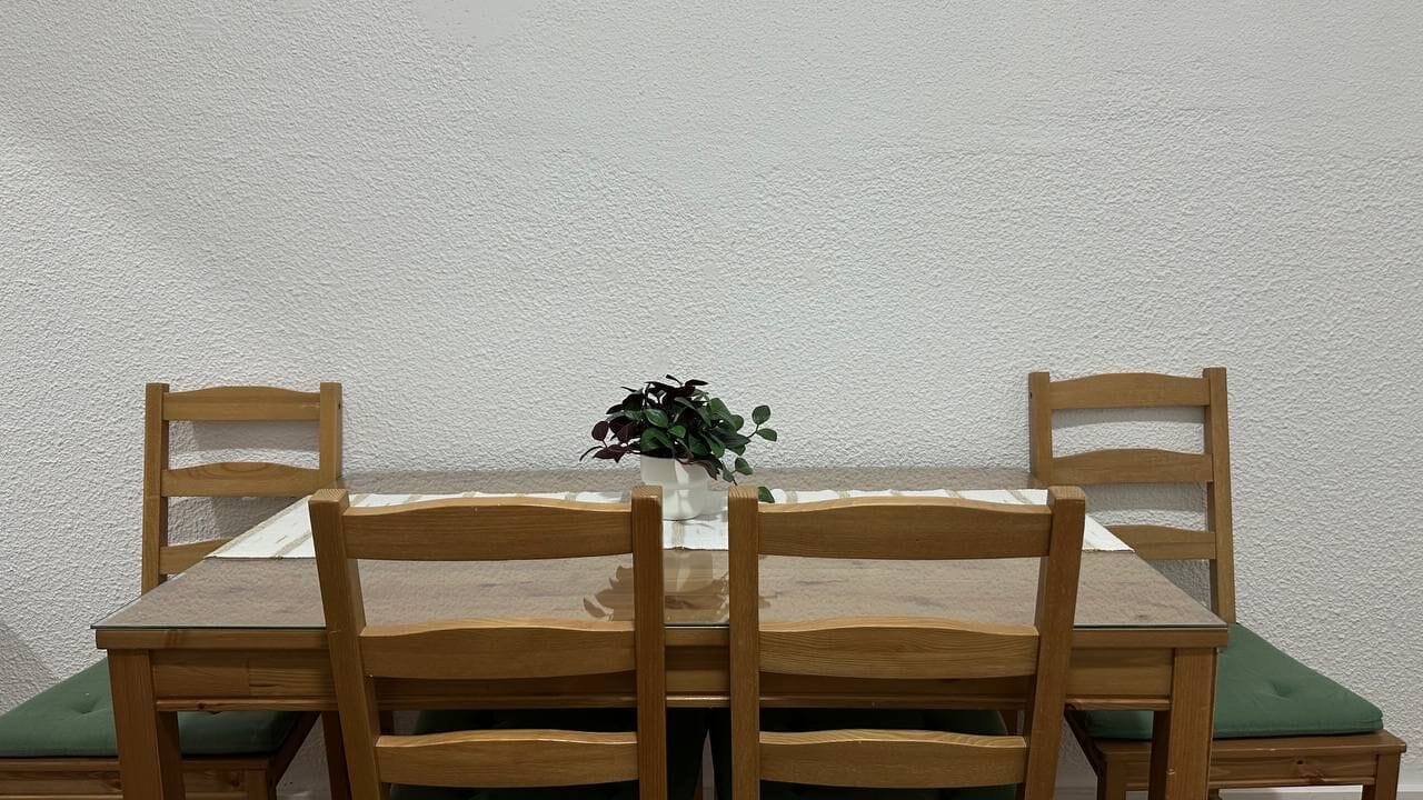 Frigorífico, microondas, placa de cocina y tostadora