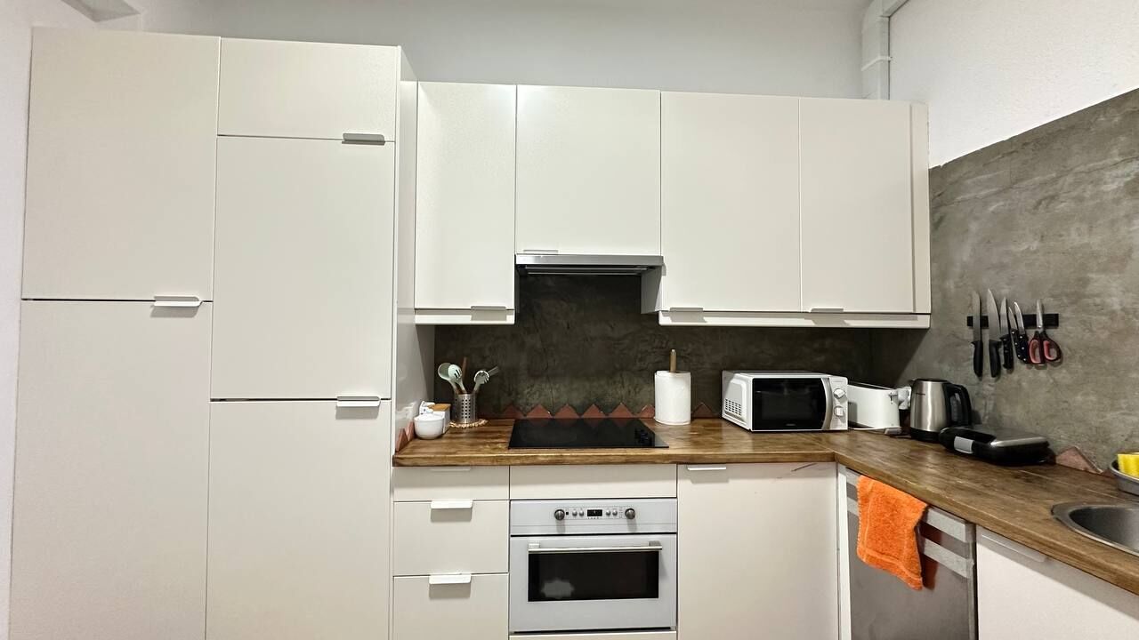 Frigorífico, microondas, placa de cocina y tostadora
