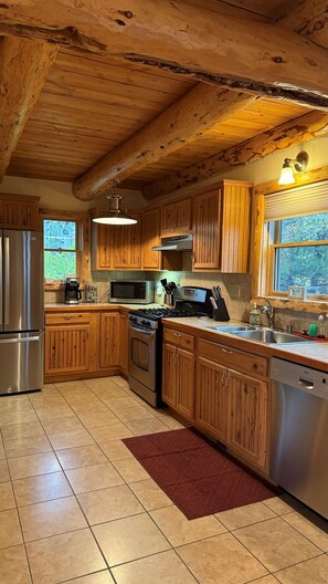 Køleskab, mikrobølgeovn, ovn, kogeplade