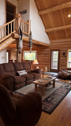 Smart TV, fireplace, books - Virginia City Mountain Splendor (Virginia City)