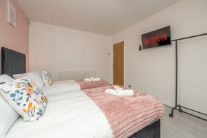 3 bedrooms, desk, iron/ironing board, free WiFi