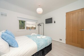 3 bedrooms, desk, iron/ironing board, travel cot - Cosy Clay Home
8 guests,3 bedrooms,5 beds,2 bathrooms
Totally Renovated, (Birmingham)