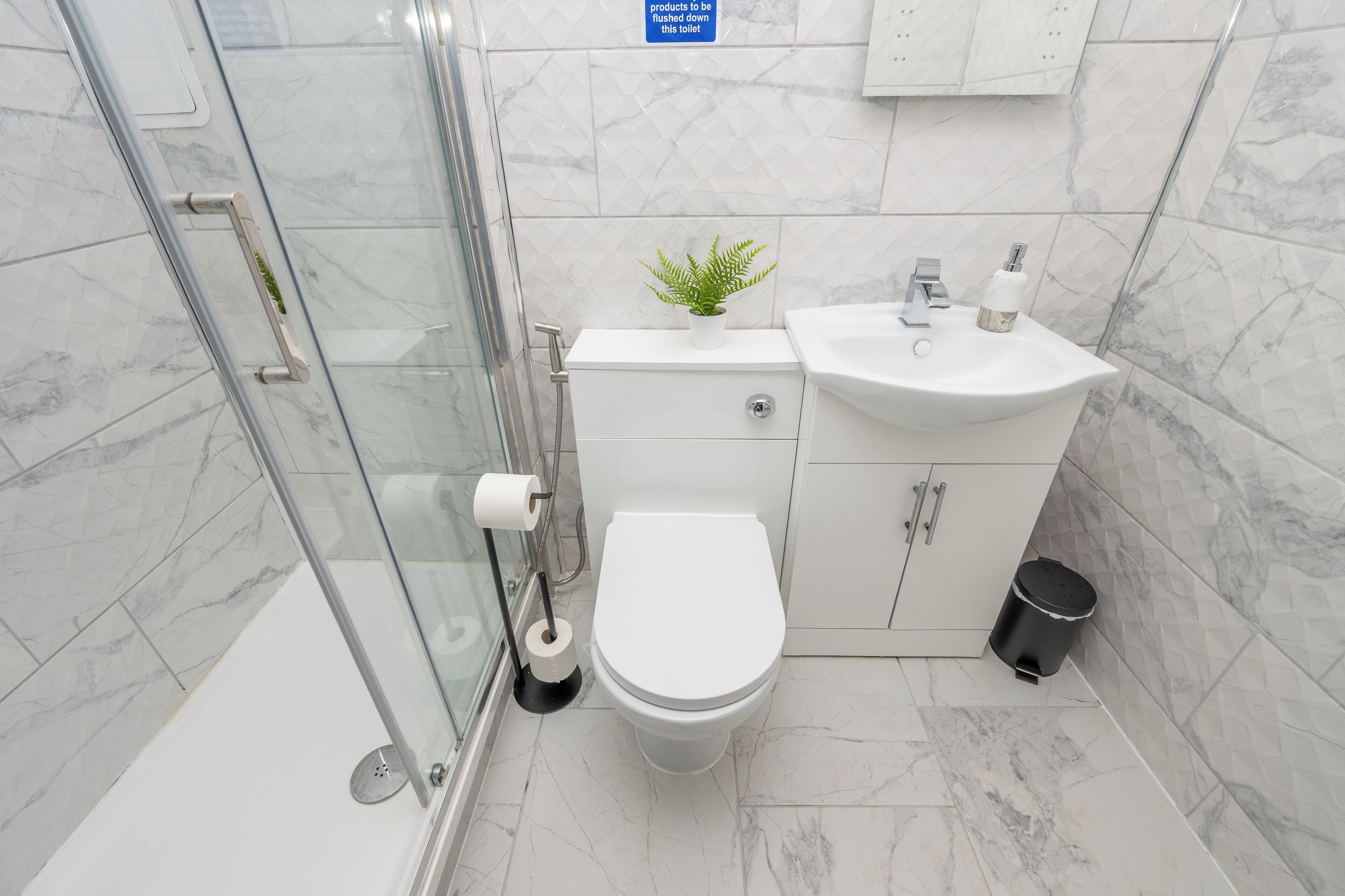 Dusche, Haartrockner, Handtücher, Seife