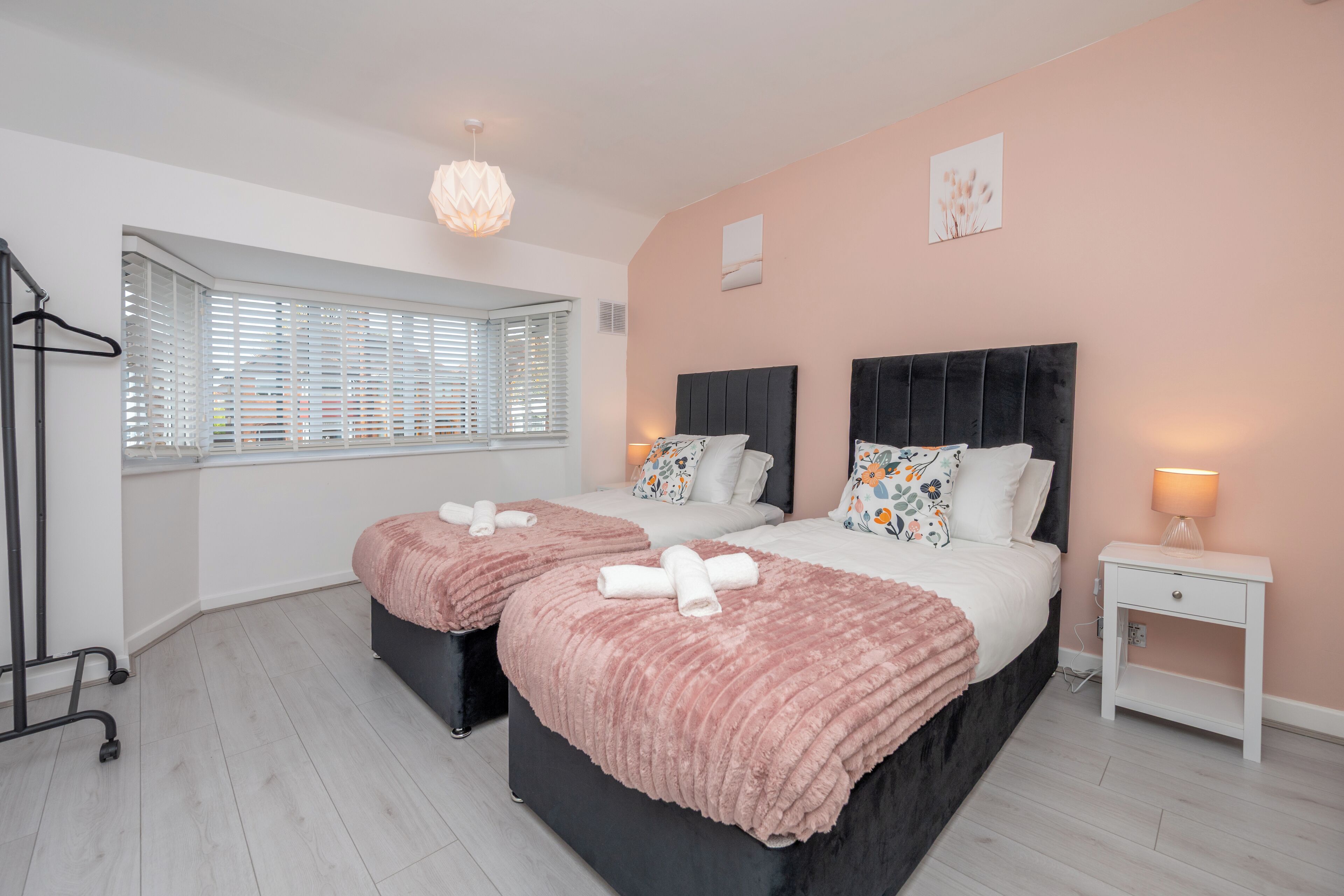 3 sovrum, skrivbord, strykjärn/strykbräda och resesäng