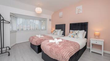 3 camere, una scrivania, ferro/asse da stiro, Wi-Fi gratuito