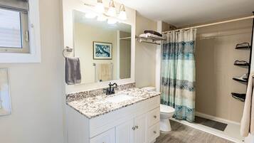 Secador de cabelo, toalhas de banho