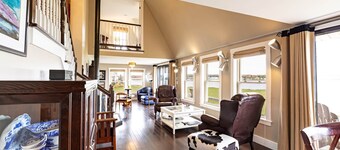 Elegant Waterfront Cottage – 3BR/3BA with Stunning River Views & Firepit