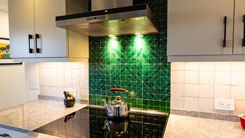 Réfrigérateur, micro-ondes, four, plaque de cuisson